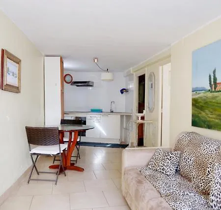 Front With Patio Near Airport *