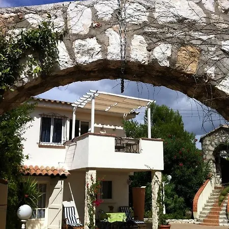 Apartment Front With Patio Near Airport