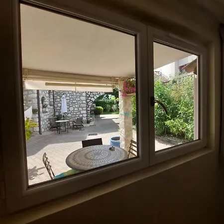 Front With Patio Near Airport *