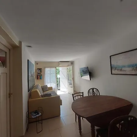 Apartment Front With Patio Near Airport