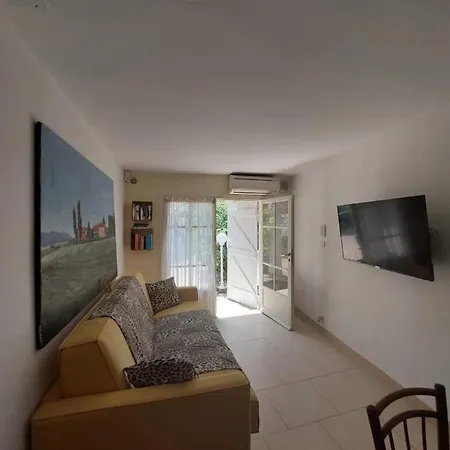Front With Patio Near Airport *