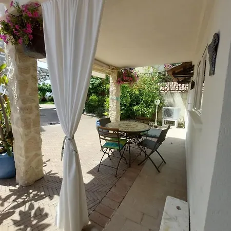 Front With Patio Near Airport Apartment *