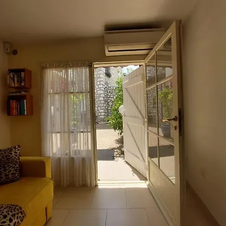 Front With Patio Near Airport *